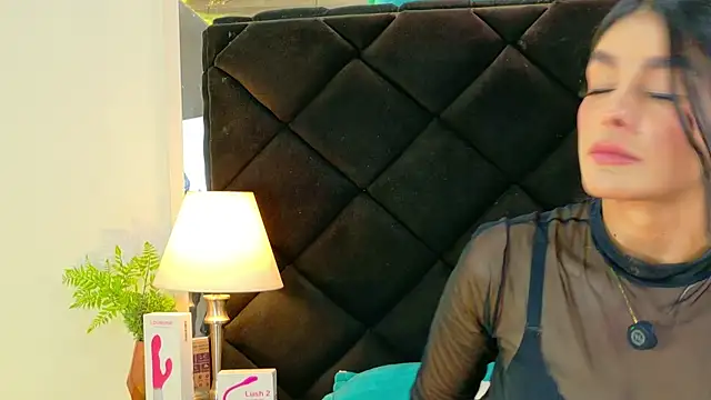 Snapshot of Holly_Brensonexx_ chatting on 12.20.25 Holly Brensonexx online show from 12.20.25