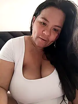 Snapshot of Julieta-tits chatting on 06.16.26 Julieta-tits online show from 06.16.26