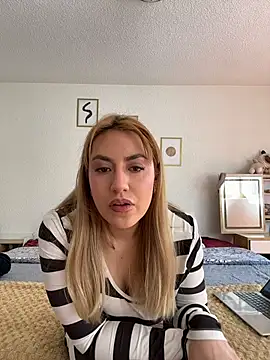 Snapshot of Alexxabootty chatting on 11.06.25 Alexxabootty online show from 11.06.25