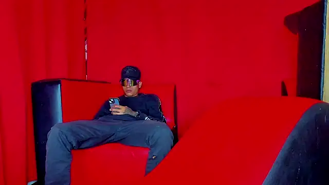 Snapshot of Extreme_Team8 chatting on 11.16.25 Extreme Team8 online show from 11.16.25