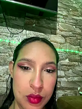 Snapshot of twohornys chatting on 12.18.25 twohornys online show from 12.18.25