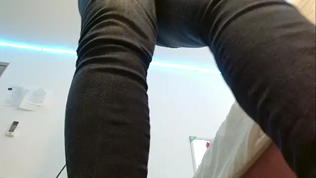 Snapshot of YUSELFI_ROSS_ chatting on 03.19.25 YUSELFI ROSS online show from 03.19.25