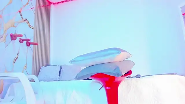 Snapshot of YUSELFI_ROSS_ chatting on 10.24.25 YUSELFI ROSS online show from 10.24.25