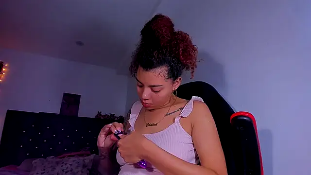 Snapshot of kerlysmith_24 chatting on 12.09.24 kerlysmith 24 online show from 12.09.24