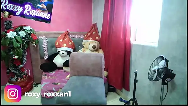 Snapshot of roxy_roxxan chatting on 12.12.24 roxy roxxan online show from 12.12.24