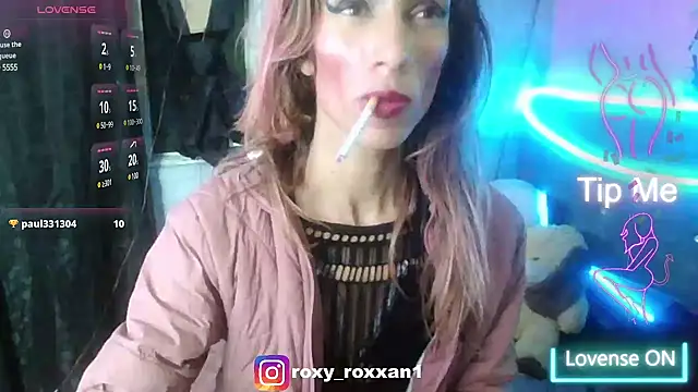 Snapshot of roxy_roxxan chatting on 03.20.25 roxy roxxan online show from 03.20.25