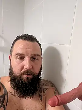 Snapshot of beardedbeasty86 chatting on 10.25.25 beardedbeasty86 online show from 10.25.25