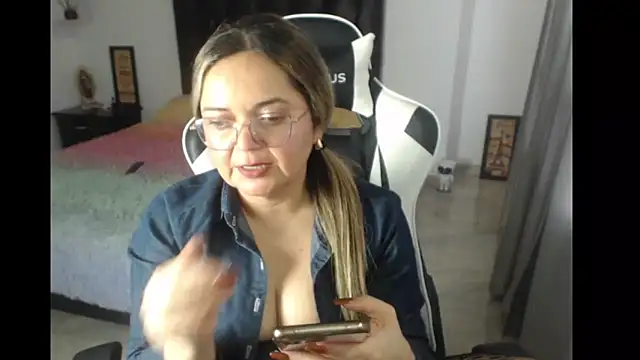 Snapshot of samy_vsn chatting on 02.21.25 samy vsn online show from 02.21.25