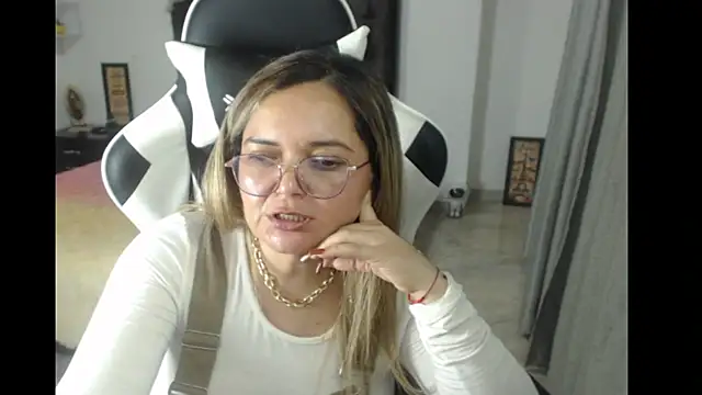 Snapshot of samy_vsn chatting on 02.28.25 samy vsn online show from 02.28.25