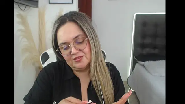 Snapshot of samy_vsn chatting on 09.17.25 samy vsn online show from 09.17.25