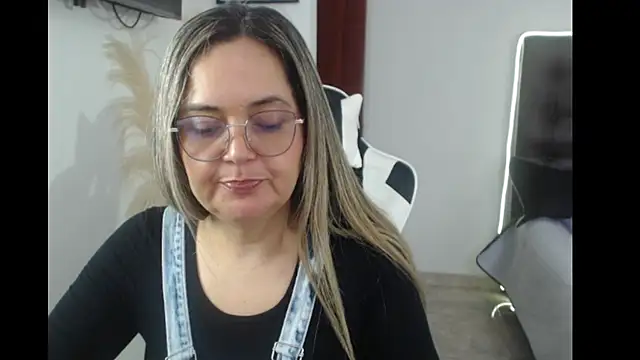 Snapshot of samy_vsn chatting on 09.20.25 samy vsn online show from 09.20.25