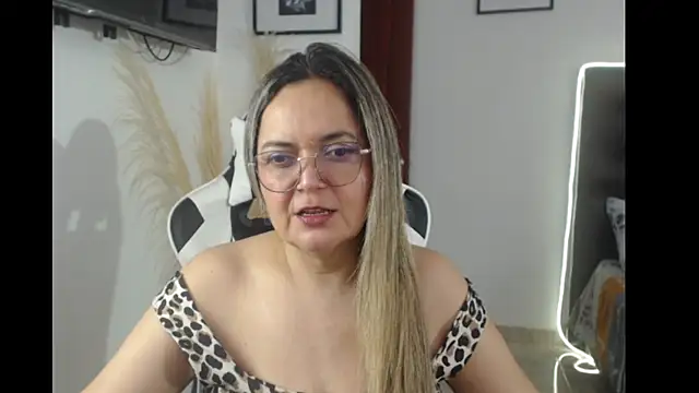 Snapshot of samy_vsn chatting on 10.11.25 samy vsn online show from 10.11.25