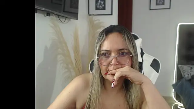 Snapshot of samy_vsn chatting on 10.12.25 samy vsn online show from 10.12.25