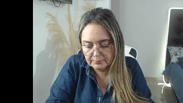 Snapshot of samy_vsn chatting on 10.17.25 samy vsn online show from 10.17.25