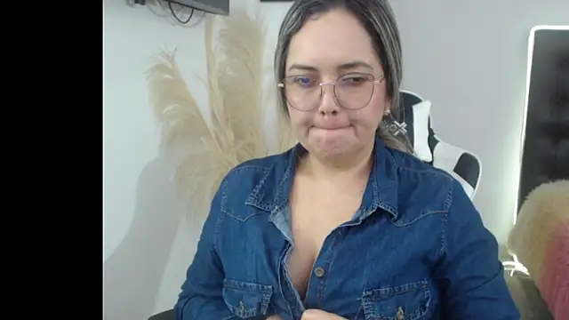 Snapshot of samy_vsn chatting on 10.21.25 samy vsn online show from 10.21.25