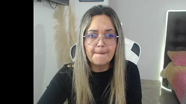 Snapshot of samy_vsn chatting on 11.13.25 samy vsn online show from 11.13.25