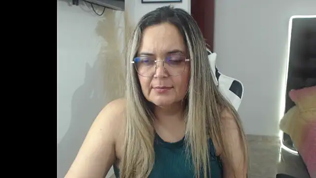 Snapshot of samy_vsn chatting on 11.18.25 samy vsn online show from 11.18.25