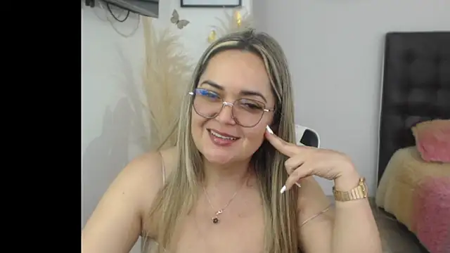 Snapshot of samy_vsn chatting on 12.18.25 samy vsn online show from 12.18.25