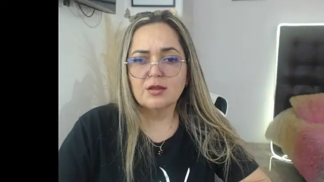 Snapshot of samy_vsn chatting on 12.19.25 samy vsn online show from 12.19.25