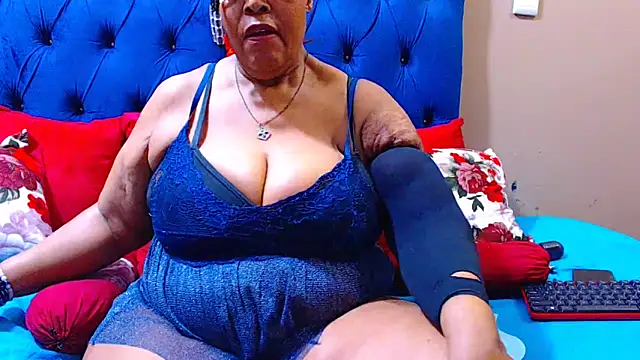Snapshot of ebonycandy10 chatting on 09.15.25 ebonycandy10 online show from 09.15.25