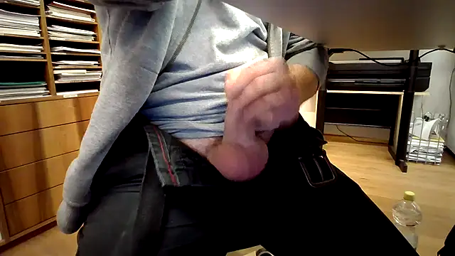 Snapshot of 10_1992 chatting on 12.10.24 10 1992 online show from 12.10.24