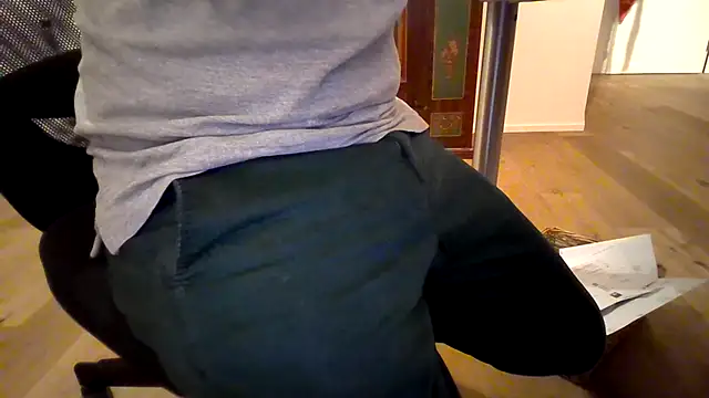 Snapshot of 10_1992 chatting on 02.20.25 10 1992 online show from 02.20.25