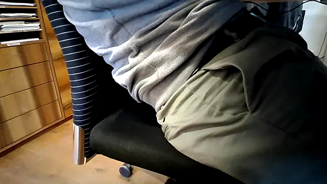 Snapshot of 10_1992 chatting on 03.10.25 10 1992 online show from 03.10.25