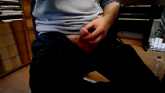 Snapshot of 10_1992 chatting on 02.19.26 10 1992 online show from 02.19.26