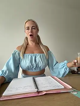 Snapshot of streetdoll chatting on 10.09.25 streetdoll online show from 10.09.25