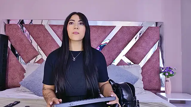 Snapshot of PaulinaDuarte chatting on 06.22.26 PaulinaDuarte online show from 06.22.26
