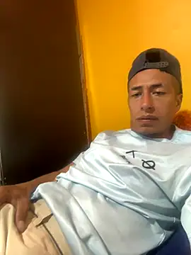 Snapshot of zpmiguel chatting on 09.17.25 zpmiguel online show from 09.17.25