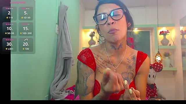 Snapshot of lorenapinto chatting on 06.10.26 lorenapinto online show from 06.10.26