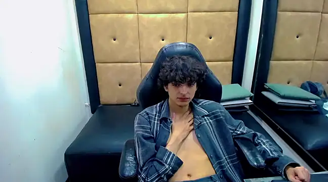 Snapshot of Sr_BonnyEthan chatting on 12.13.24 Sr BonnyEthan online show from 12.13.24