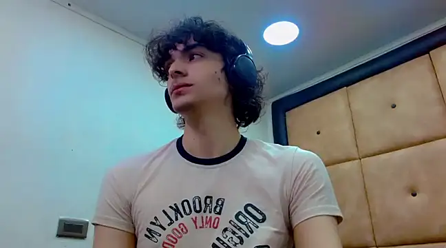 Snapshot of Sr_BonnyEthan chatting on 12.19.24 Sr BonnyEthan online show from 12.19.24