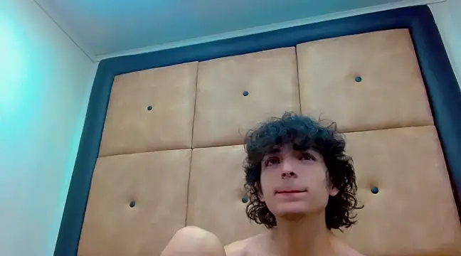 Snapshot of Sr_BonnyEthan chatting on 12.20.24 Sr BonnyEthan online show from 12.20.24