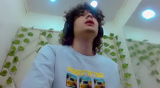 Snapshot of Sr_BonnyEthan chatting on 02.15.25 Sr BonnyEthan online show from 02.15.25