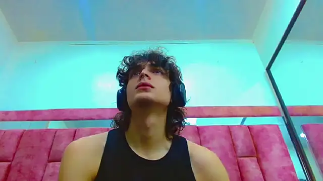 Snapshot of Sr_BonnyEthan chatting on 09.17.25 Sr BonnyEthan online show from 09.17.25