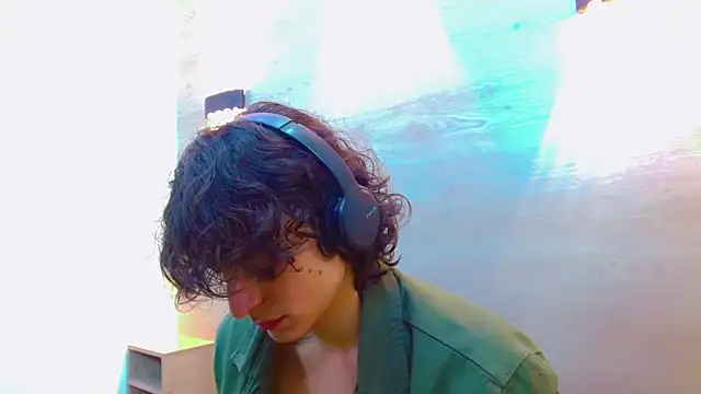 Snapshot of Sr_BonnyEthan chatting on 09.24.25 Sr BonnyEthan online show from 09.24.25