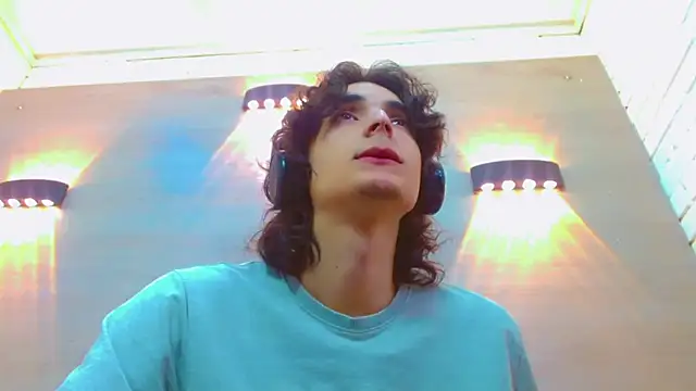 Snapshot of Sr_BonnyEthan chatting on 10.29.25 Sr BonnyEthan online show from 10.29.25