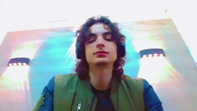 Snapshot of Sr_BonnyEthan chatting on 11.04.25 Sr BonnyEthan online show from 11.04.25