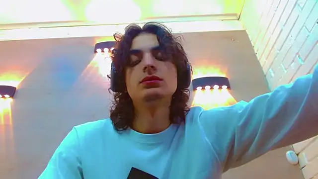 Snapshot of Sr_BonnyEthan chatting on 11.20.25 Sr BonnyEthan online show from 11.20.25