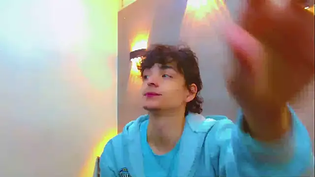 Snapshot of Sr_BonnyEthan chatting on 12.15.25 Sr BonnyEthan online show from 12.15.25