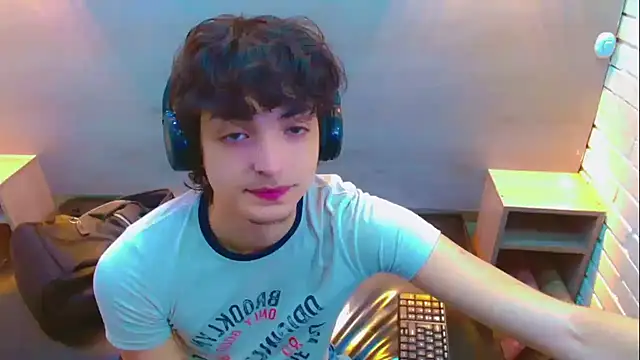 Snapshot of Sr_BonnyEthan chatting on 12.18.25 Sr BonnyEthan online show from 12.18.25