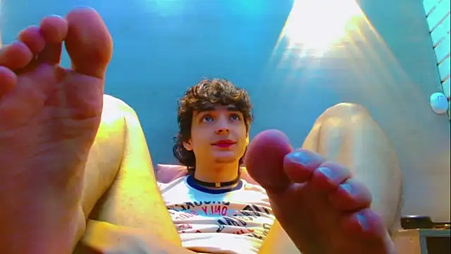 Snapshot of Sr_BonnyEthan chatting on 12.20.25 Sr BonnyEthan online show from 12.20.25