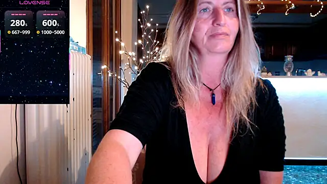 Snapshot of JennaDeluxe chatting on 03.18.26 JennaDeluxe online show from 03.18.26