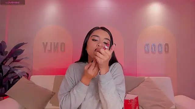 Snapshot of IvannaRussell chatting on 12.27.24 IvannaRussell online show from 12.27.24