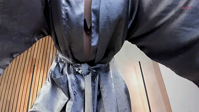 Snapshot of honeyhot69__ chatting on 11.20.25 honeyhot69 online show from 11.20.25