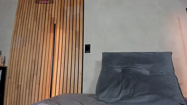 Snapshot of honeyhot69__ chatting on 11.22.25 honeyhot69 online show from 11.22.25