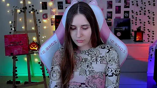 Snapshot of AliceCharmy chatting on 10.24.25 AliceCharmy online show from 10.24.25