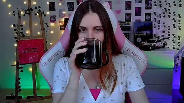 Snapshot of AliceCharmy chatting on 10.26.25 AliceCharmy online show from 10.26.25